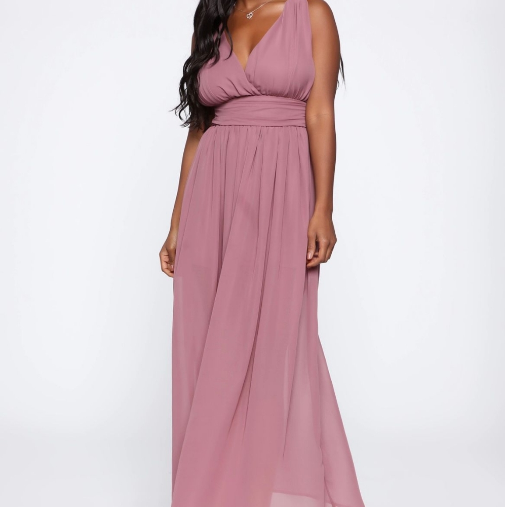 Women maxi dress in color mauve.